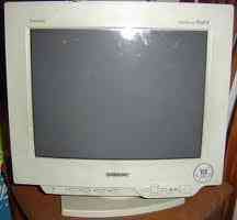 Regalo monitor sony trinitron 15"