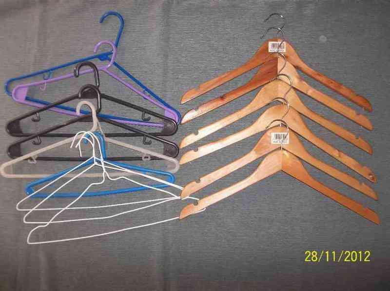 Perchas plastico colores, alambre y anchas