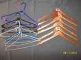 Perchas plastico colores, alambre y anchas