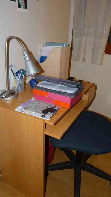 Escritorio pequeño y silla