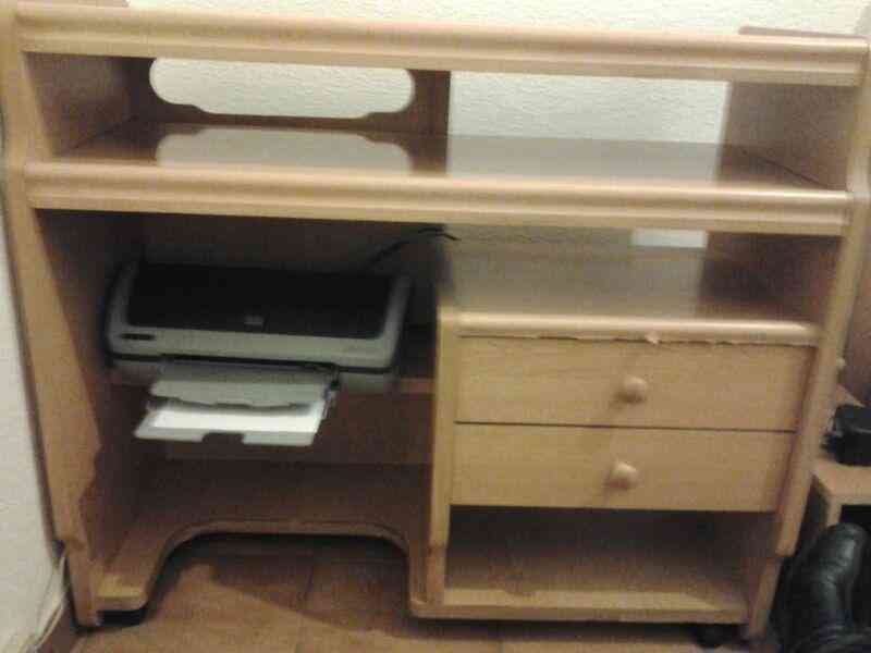 Mesa de ordenador de sobremesa