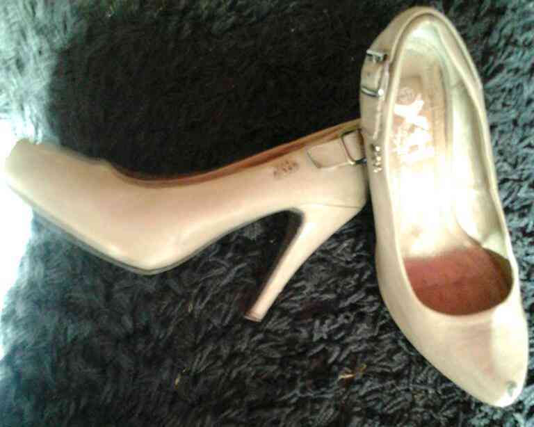 Tacones grises