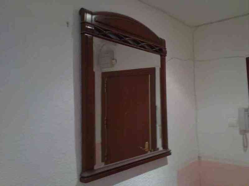 Espejo de recibidor o dormitorio.