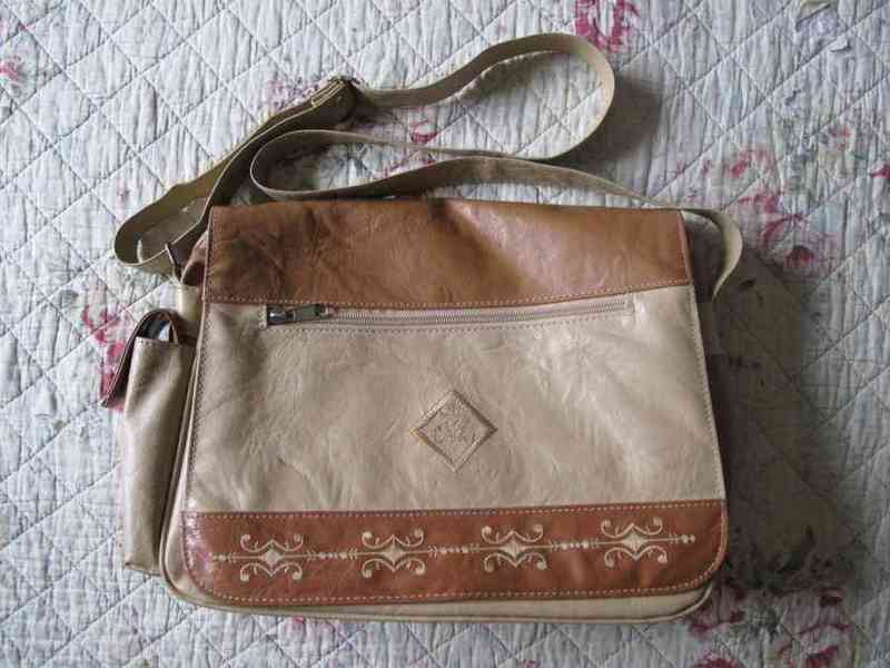 Bolso de señora beige y marrón claro