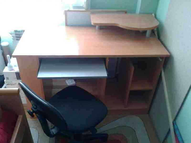 Mesa de escritorio con silla y alfombra pequeña