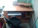 Mesa de escritorio con silla y alfombra pequeña