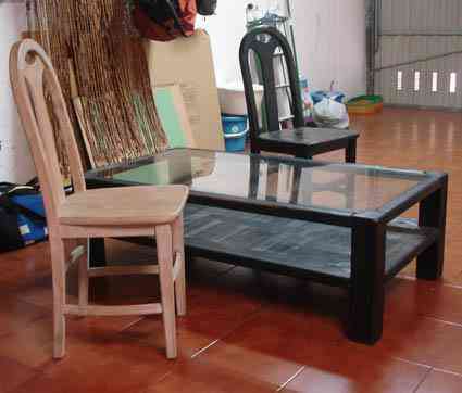 Mesa baja y sillas de salón