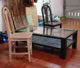 Mesa baja y sillas de salón