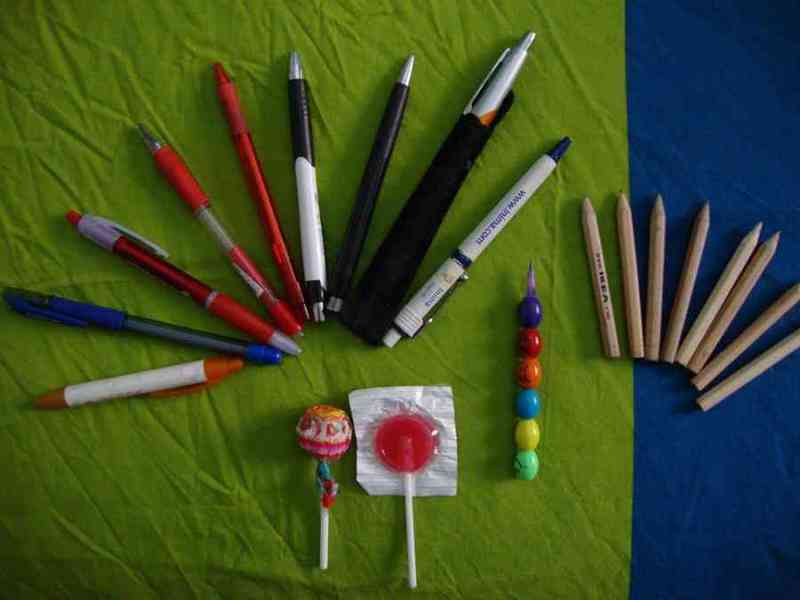 Muchos bolígrafos y lápices