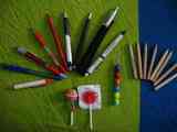 Muchos bolígrafos y lápices