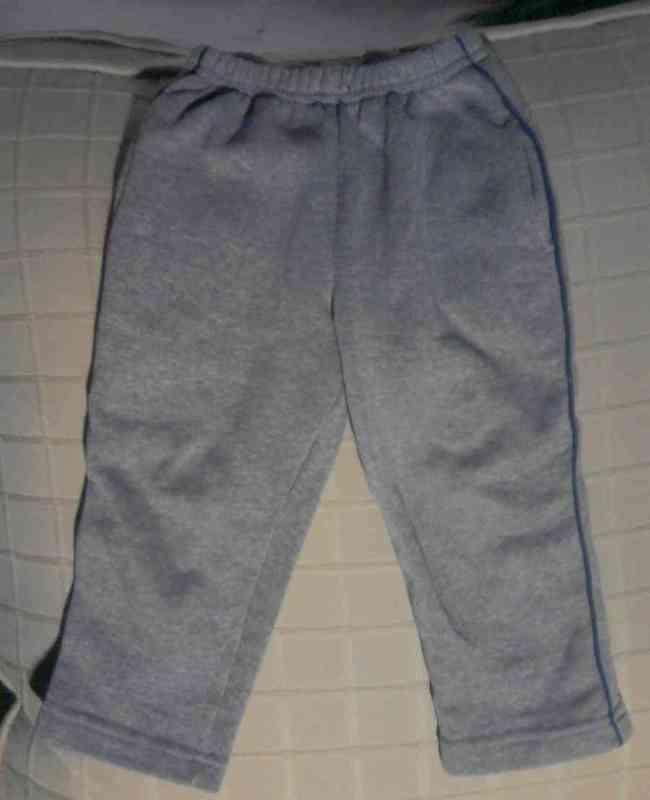 Pantalon chandal gris talla 3-4 años