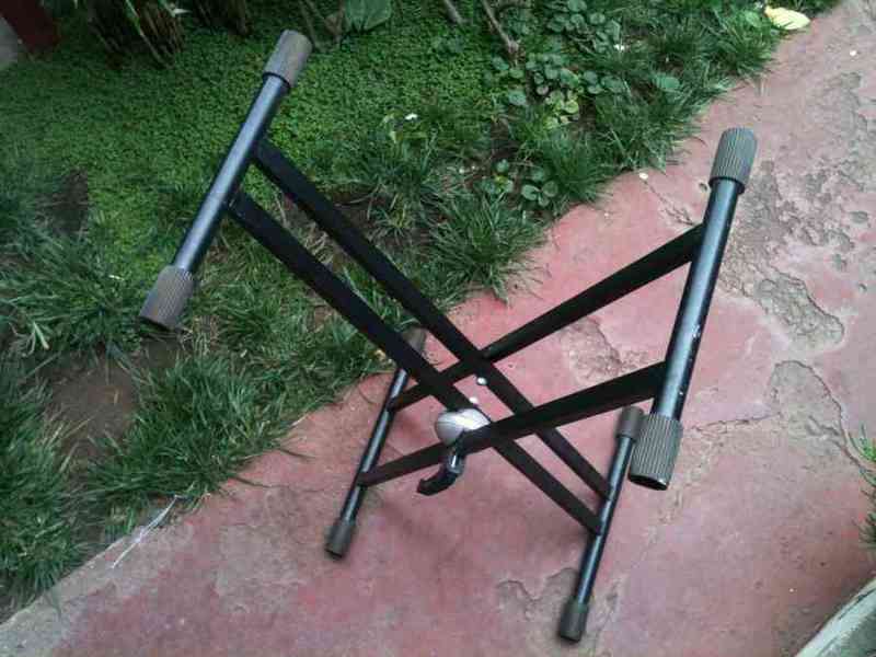 Necesito atril para teclado y microfono