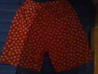 Pantalon corto rojo y balnco
