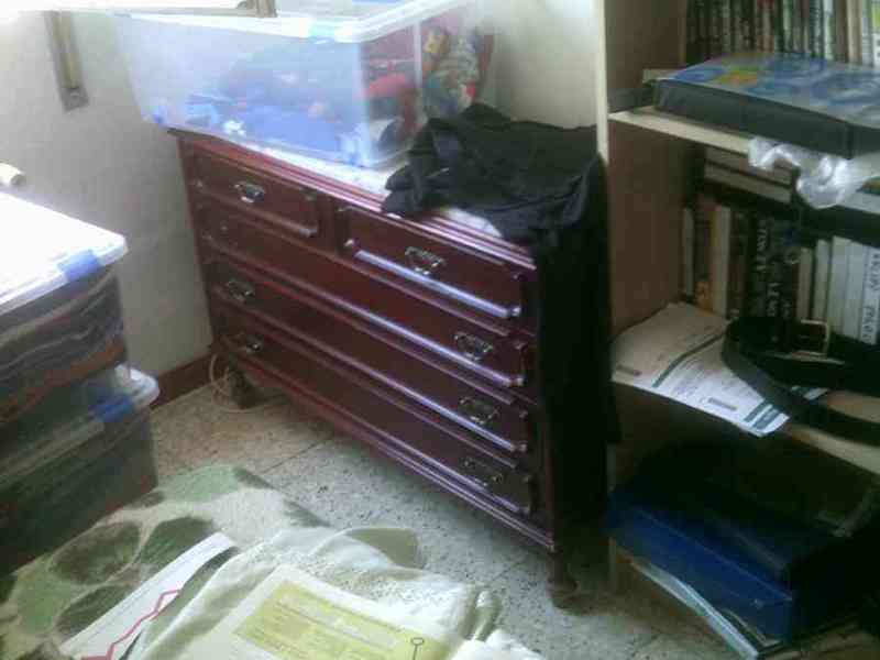 Se regala mueble con cajones.