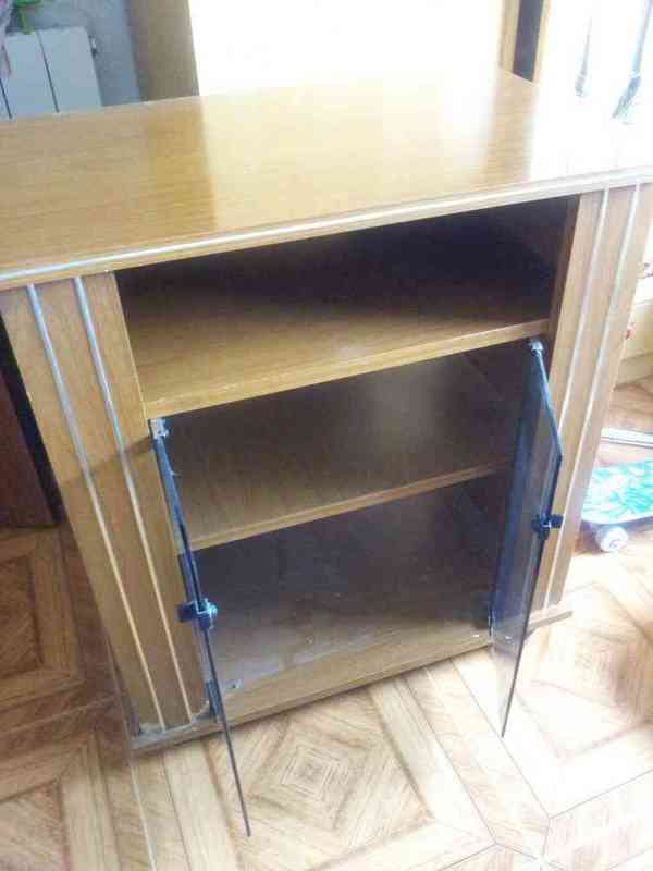 Regalo mueble para la tele.