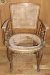 Silla con brazos de madera