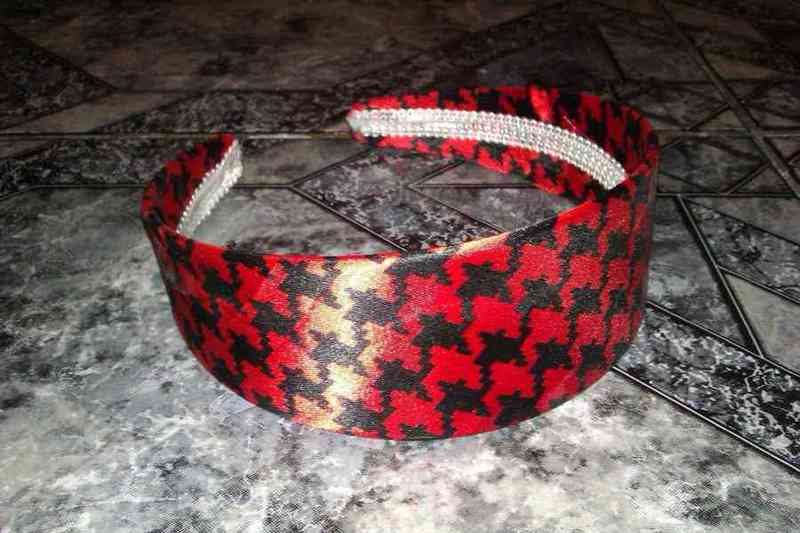 Diadema roja y negra