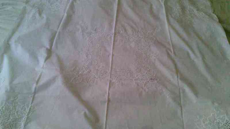 Mantel blqnco bordado con 4 servilletas