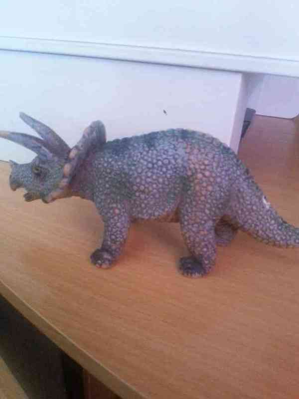 Muñeco dinosaurio