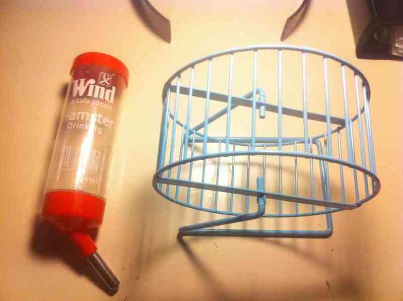 Bebedero y rueda para hámster