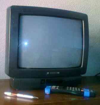 Regalo: television pequeña con mando a distancia.