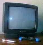 Regalo: television pequeña con mando a distancia.