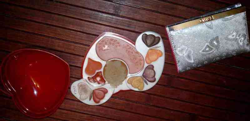 Maquillaje y monederillo mujer