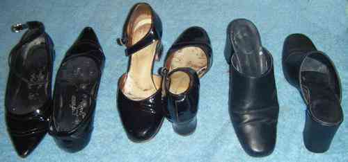 Tres pares de zapatos negros.