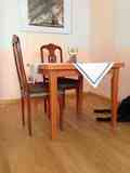 Mesa y dos sillas