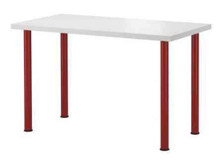 Mesa de escritorio, silla y tostadora