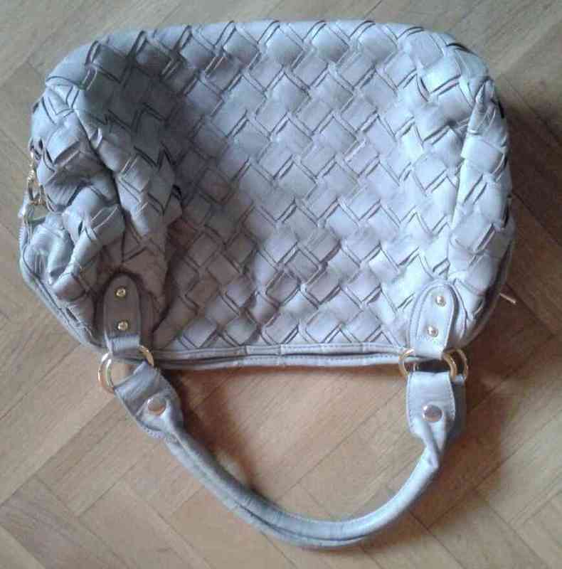 Bolso color crema