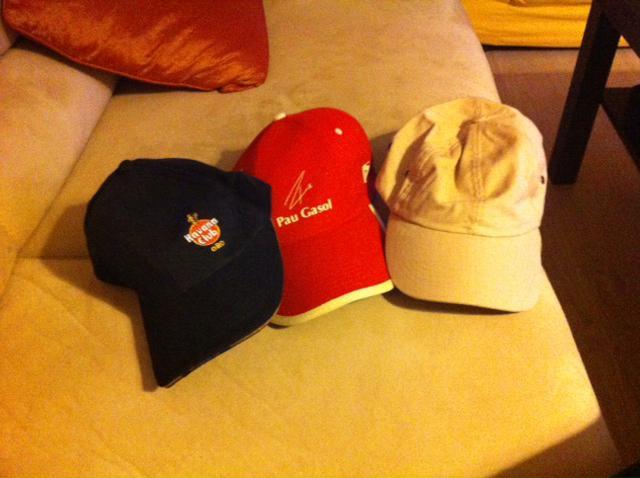 3 gorras (2 de publicidad)