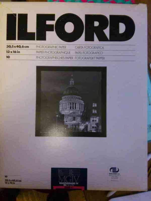 Papel fotográfico ilford con 4 papeles