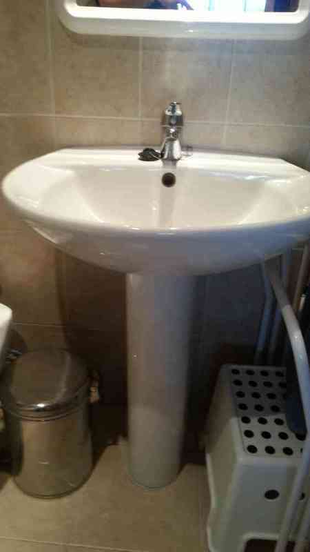 Lavabo baño y pie urge