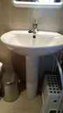 Lavabo baño y pie urge