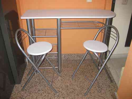 Mesa alta y taburetes