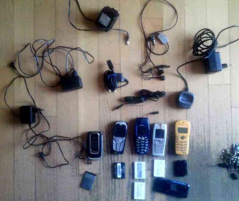 Moviles viejos y rotos. y transformadores.