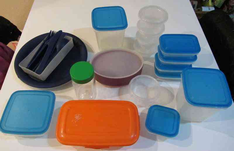 Botes, platos y cubiertos plásticos