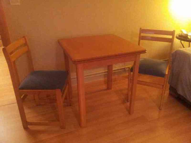 Mesa de comedor y sillas