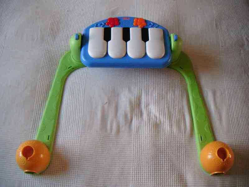 Fisher price kick & play piano gym incompleto