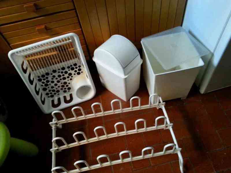 Escurridor, cubos de basura, porta zapatos