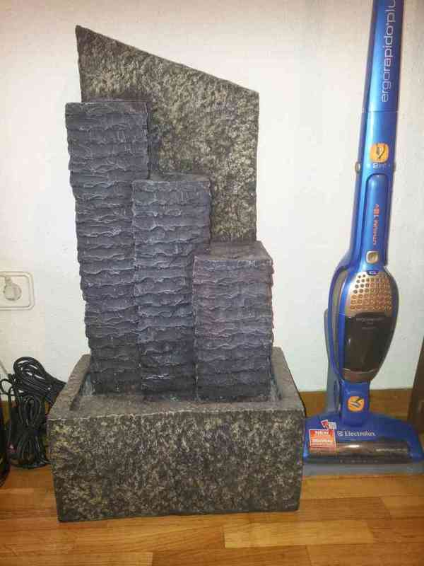 Fuente de agua ornamental