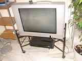 Televisor grande con carrito