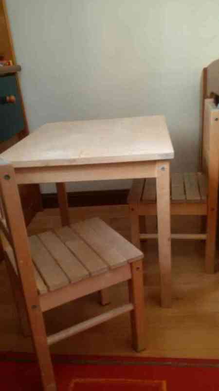 Mesa ikea para niños con 2 sillas, pino