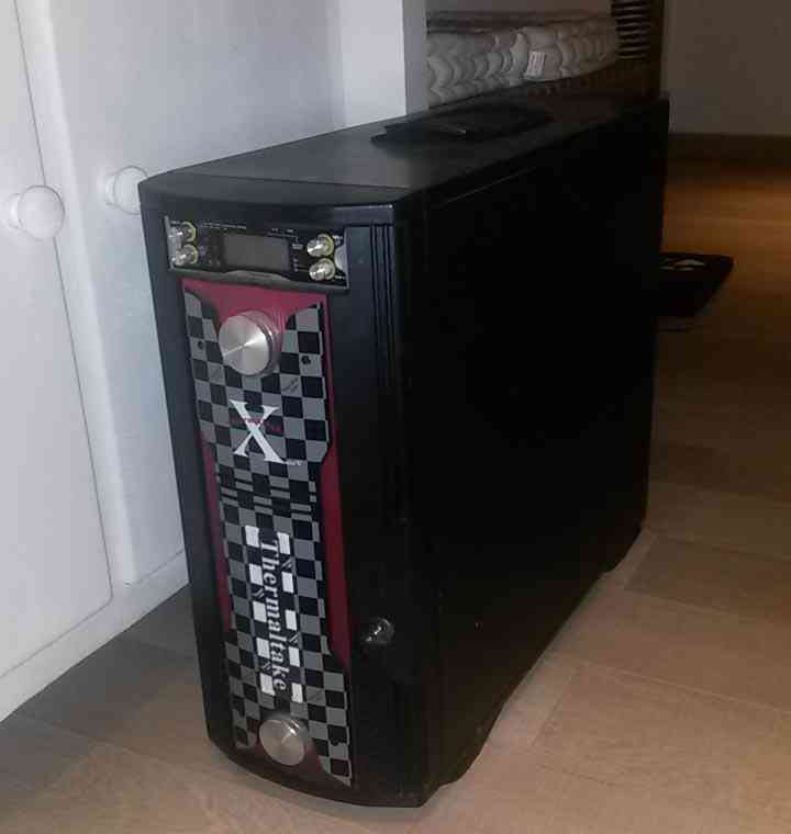 Ordenador con caja y componentes