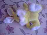 Conejo peluche amarillo y blanco