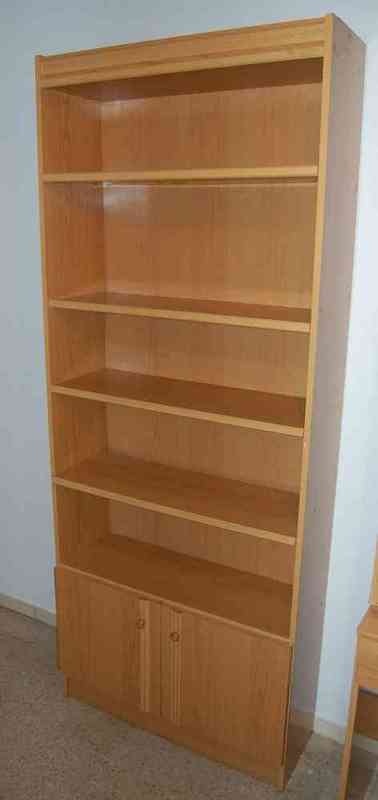 Librería con puertas