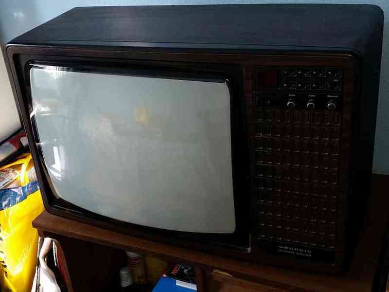 Televisor de tubo antiguo