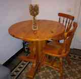 Mesa con dos sillas