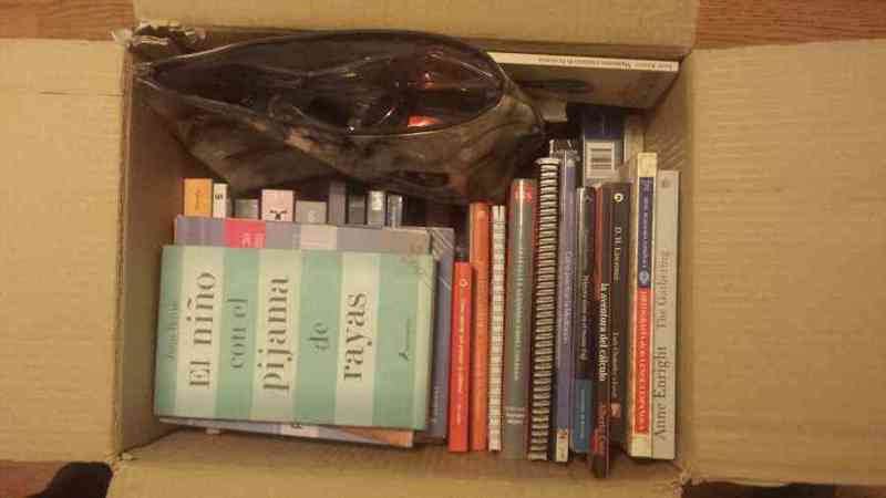 Caja llena de libros y neceser